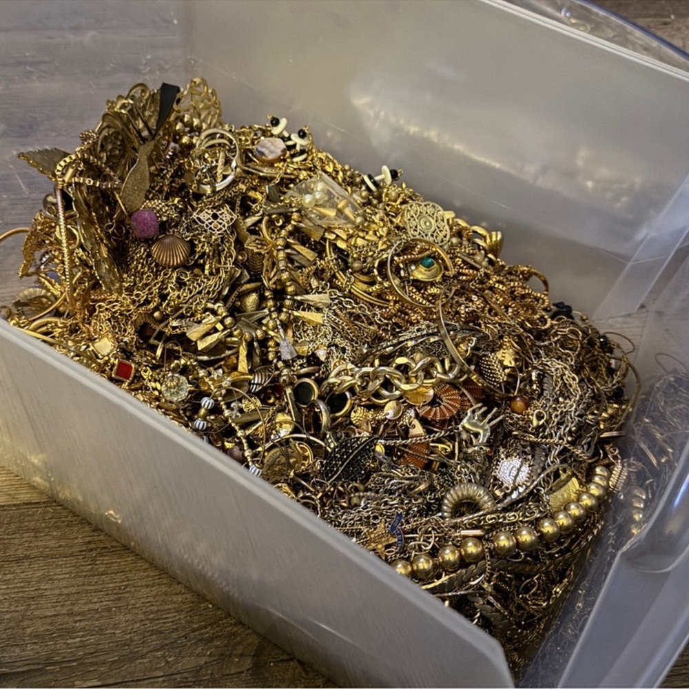 1 LBs vintage modern costume jewelry lot- You curate to your style preferences - Picture 3 of 11